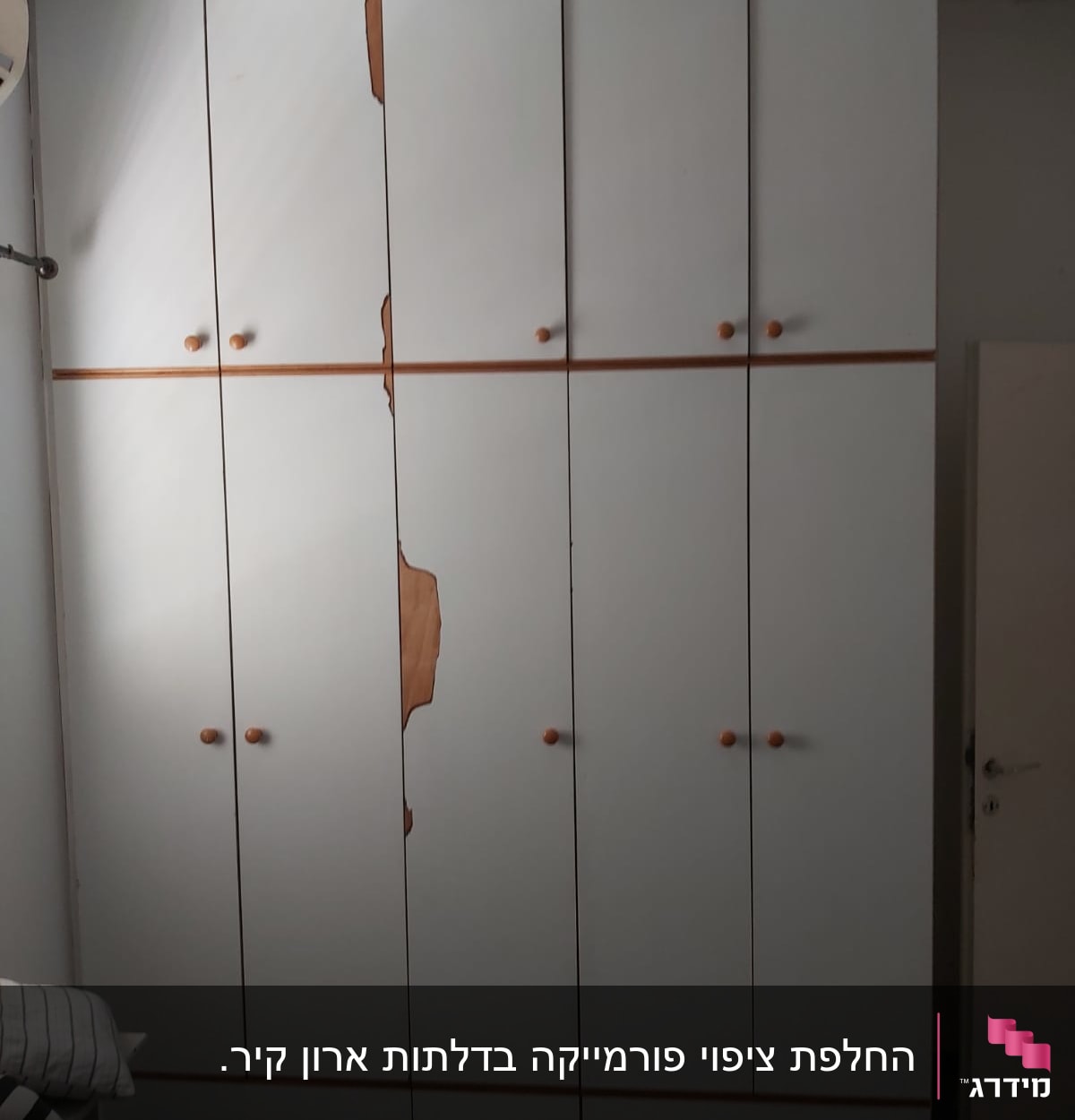 ארון עץ גבוה עם דלתות פגומות